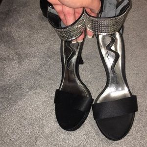 Excellent condition Nina Heels size 6.5